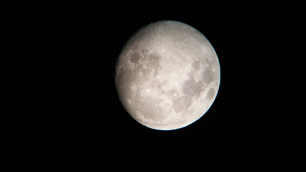望遠鏡で見た月